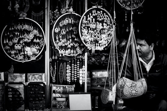 Street-shop-for-women's-oxidised-jewellery-bangalore-black-white-photo
