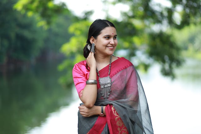 women-wear-oxidised-earrings-jewellery-with-grey-saree