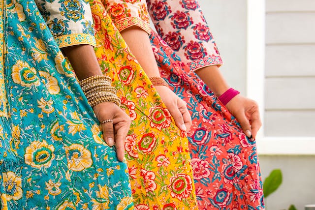 women-show-bangle-matching-flower-print-kurti