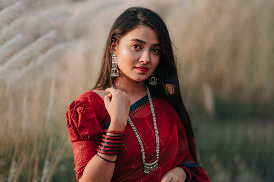 women-wear-oxidised-jhumka-necklace-red-bangle-matching-red-saree