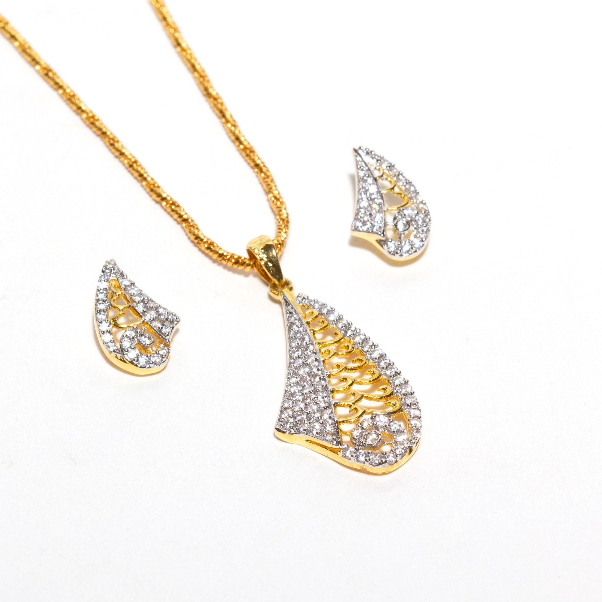 Bindhani-Graceful-Floral-Cubic-Zirconia-Pendant-Studes-With-Chain
