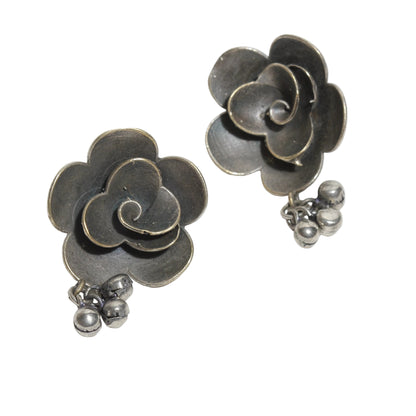 Bindhani-Oxidised-Silver-Flower-Shape-Ghuguro-Stud-Earrings