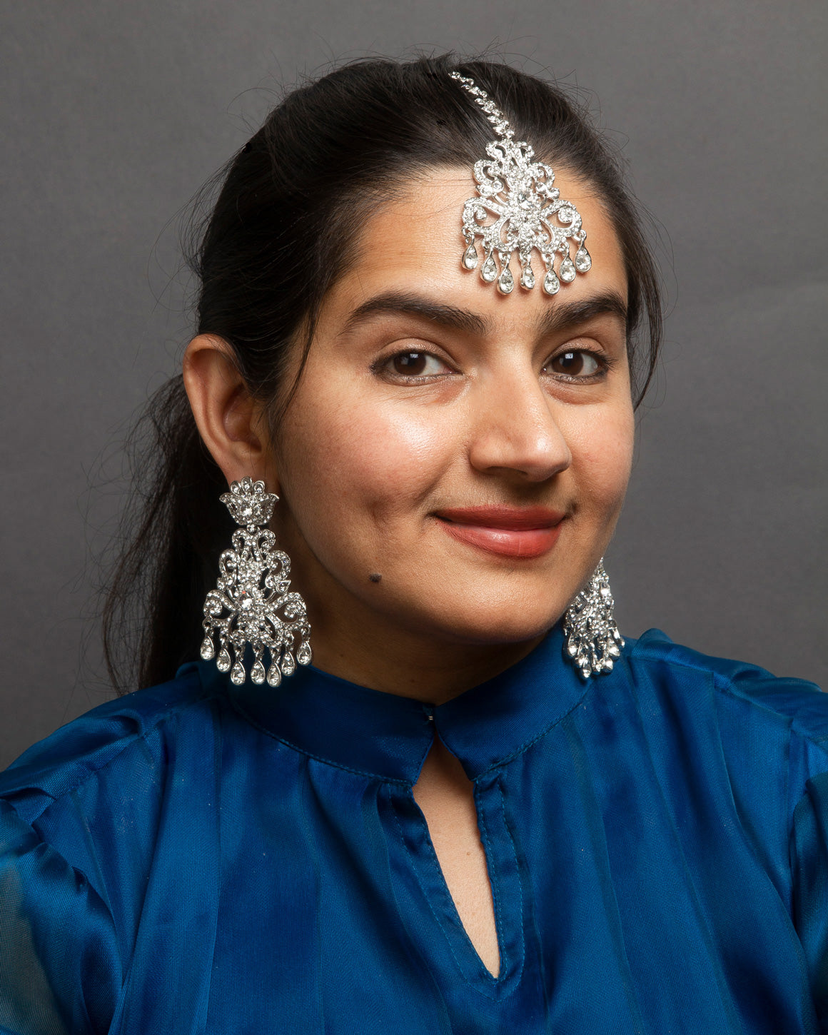 bindhani-model-wearings-earrings-tikka-for-women