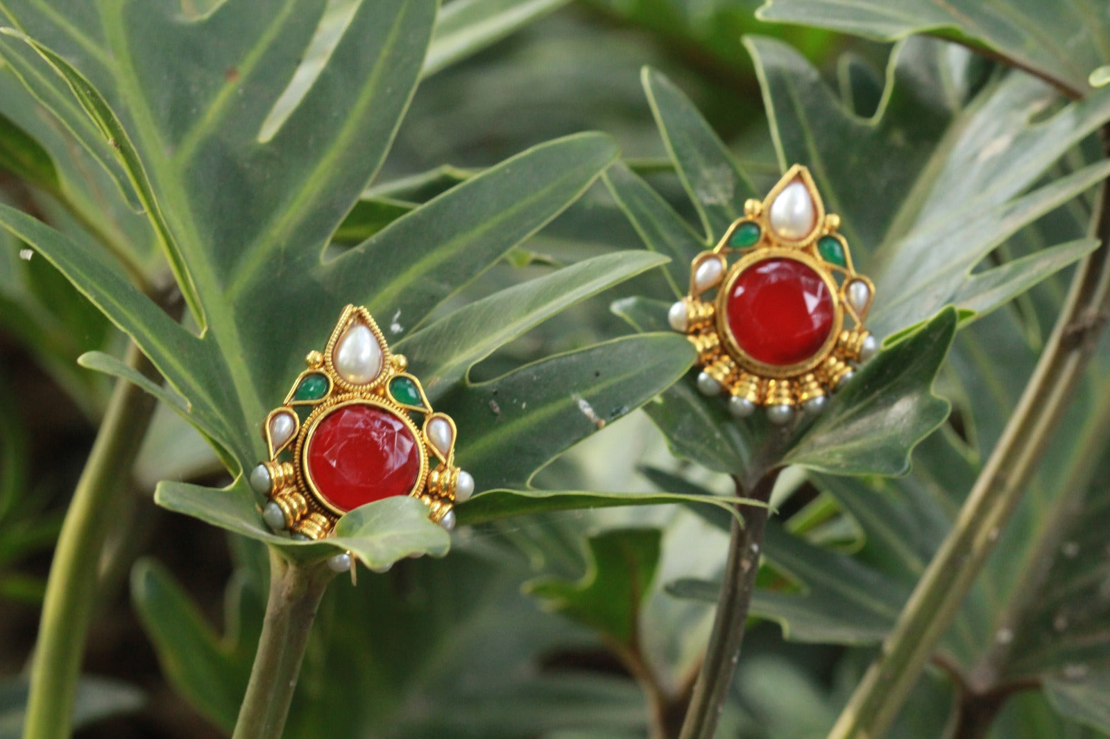 bindhani gold plated red green pearl stud Natural picture 