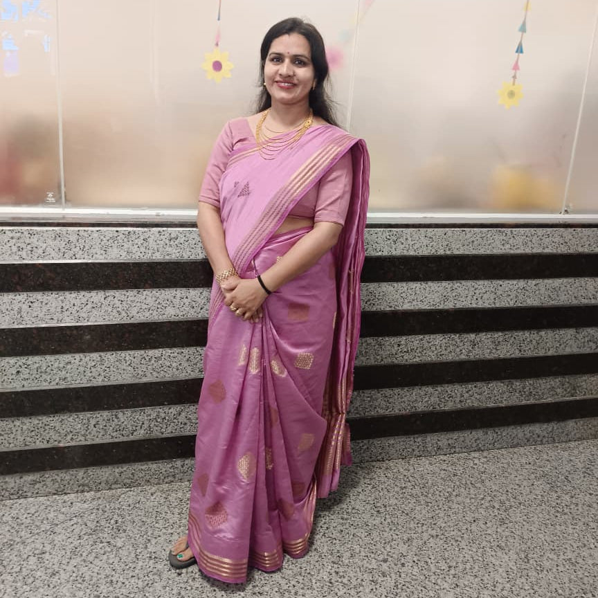 Lady wearing Bindhani ball chain necklace set and lavender saree