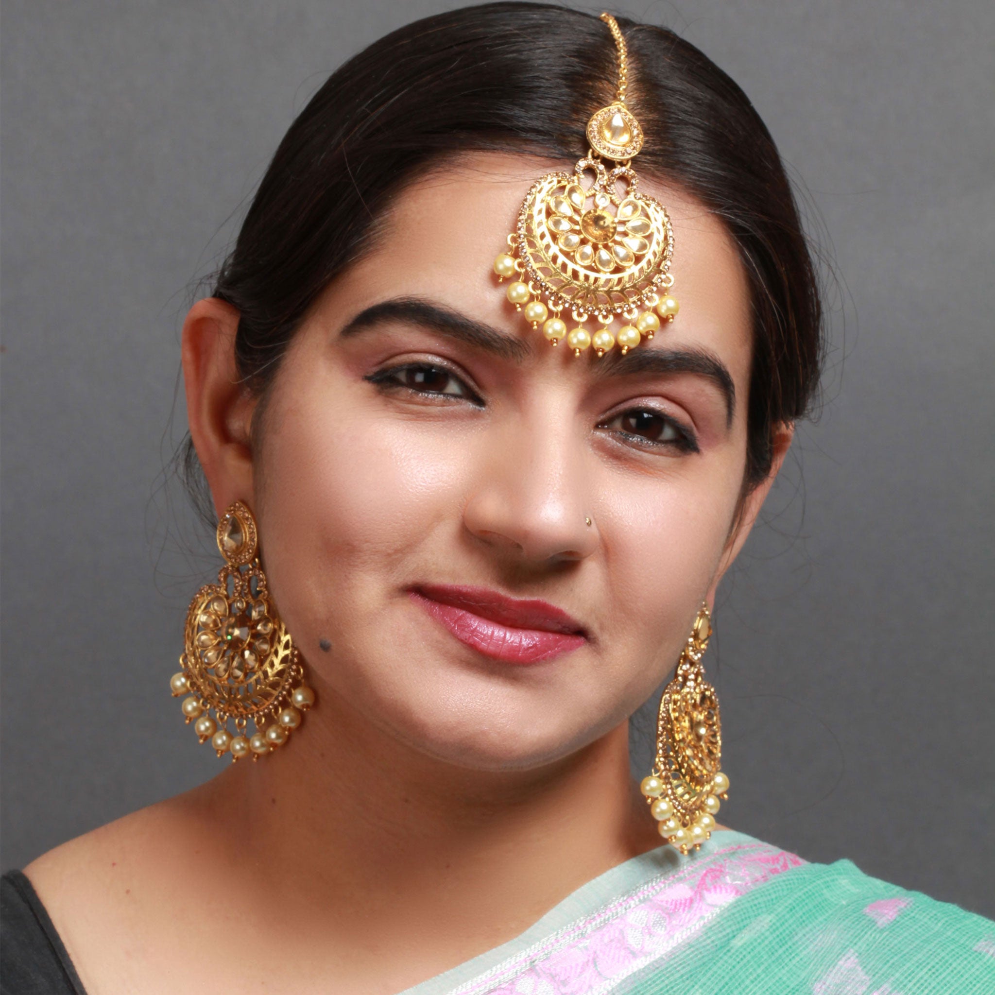 35 Cute Hairstyles with Maang tikka/Maatha Patti This Season | Indian  hairstyles, Indian bride makeup, Indian wedding hairstyles